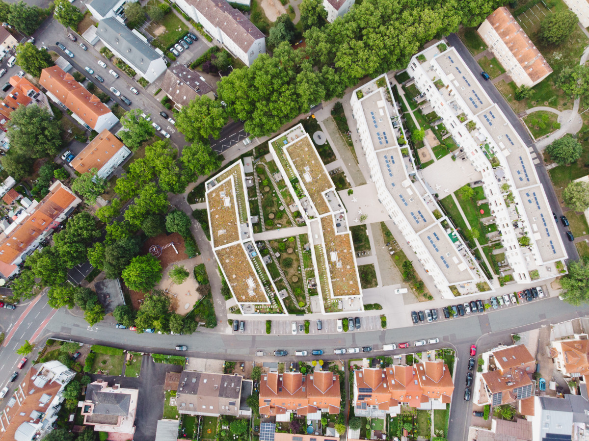 Aerial view of green roofs and green inner courtyards in Aschaffenburg, Germany. Photo: Zentrum-Klimaanpassung/2024 Fabian Weiss.