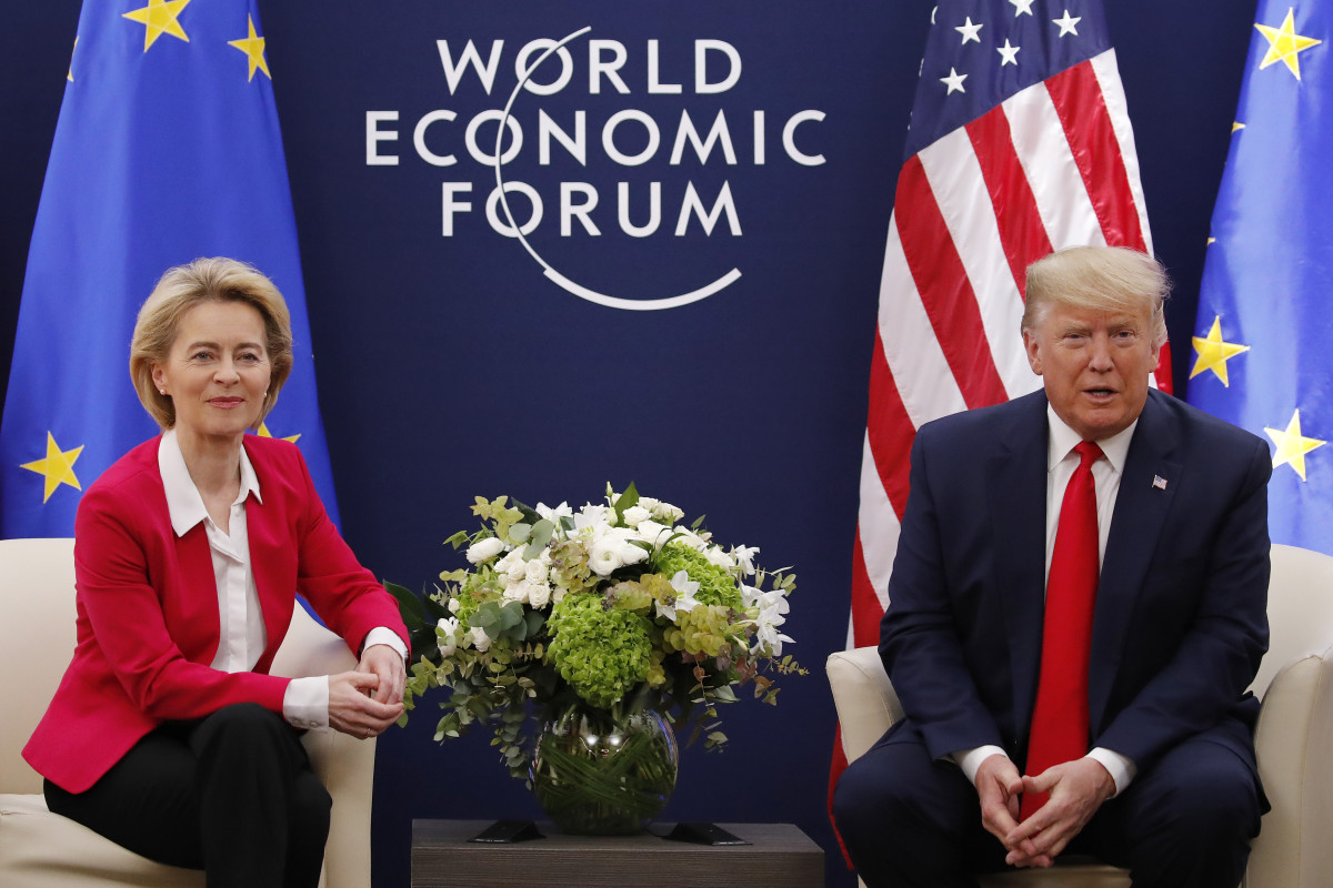 Picture shows Donald Trump and Ursula von der Leyen 