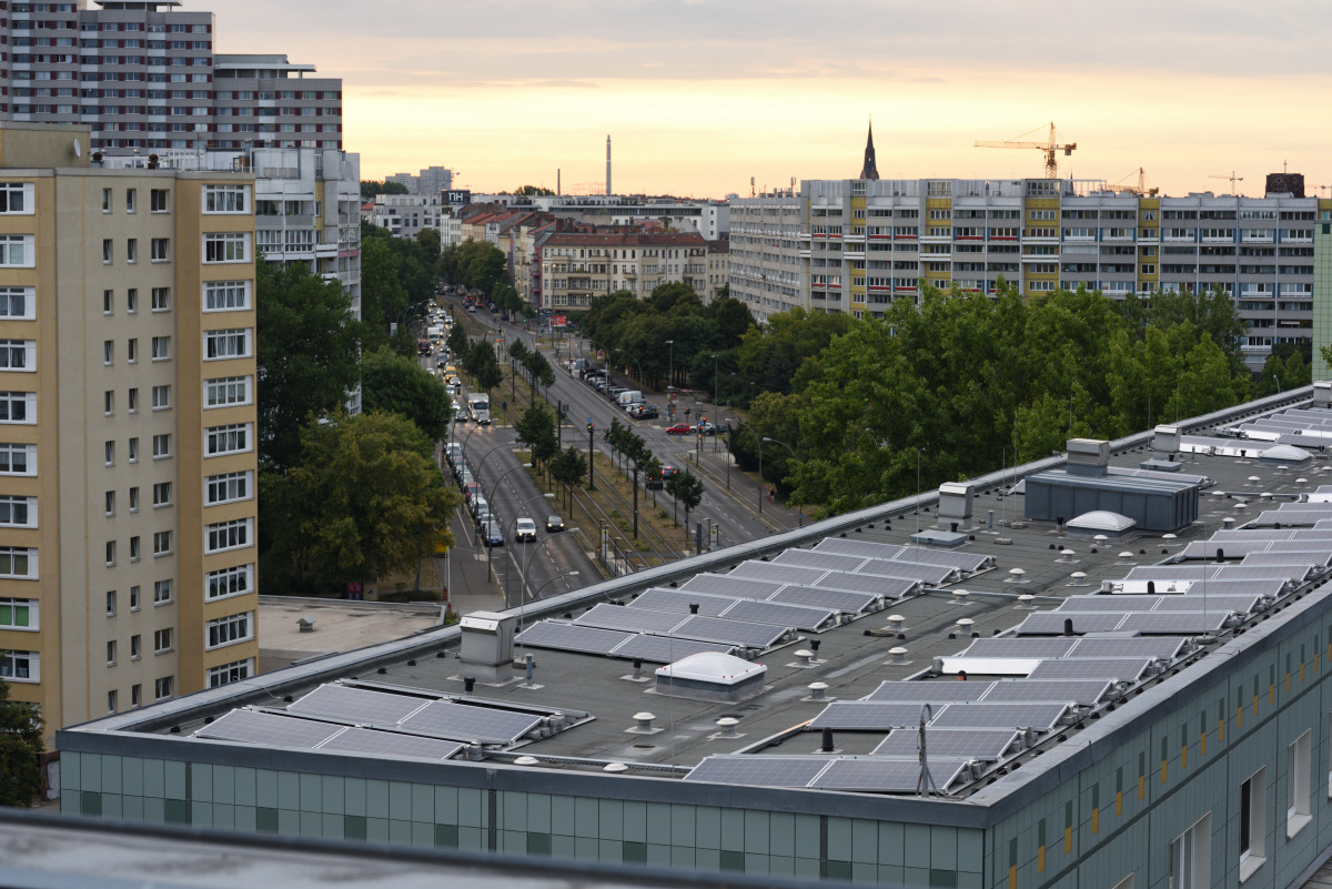 Solar panels on the building in Mollstraße prove that climate protection and the protection of historical buildings works side by side in the city of Berlin, says energy supplier Berliner Stadtwerke. Photo: Berliner Stadtwerke/Darius Ramazani. Rooftop solar panels at Mollstraße in Berlin. Photo: Berliner Stadtwerke/Darius Ramazani.