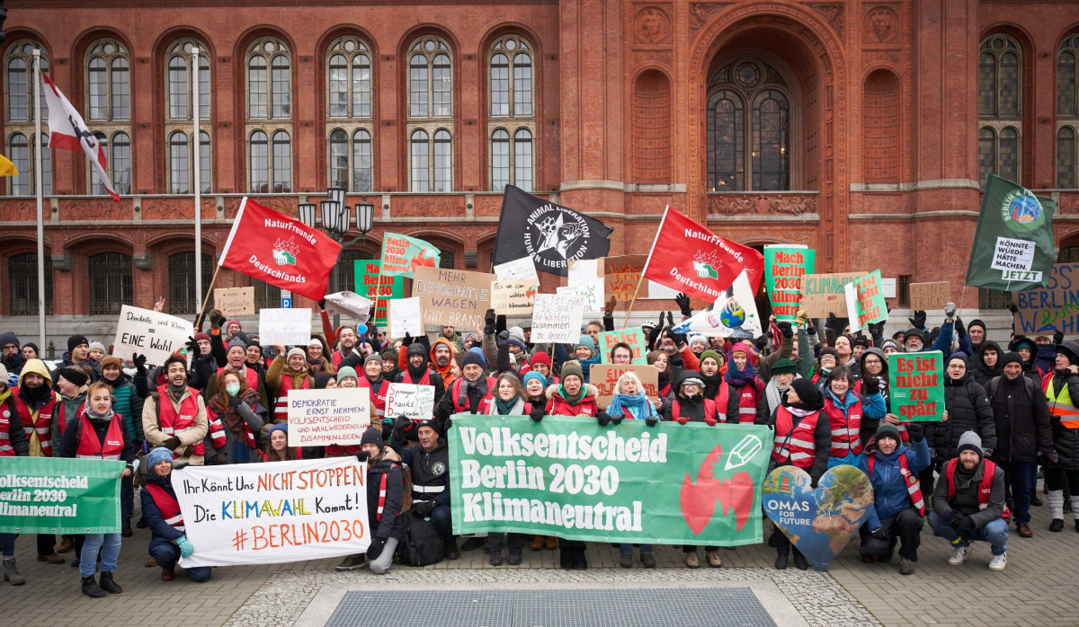 Supporters of the referendum in front of Berlin's town hall. Image by klimaneustart Berlin. Supporters of the referendum in front of Berlin's town hall