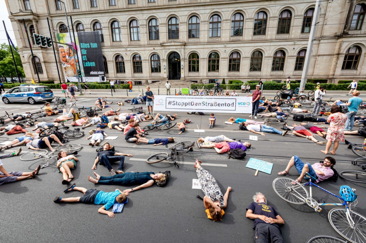 A protest for safer streets in front of the transport ministry. Photo: VCD/Joerg Farys A protest for safer streets in front of the transport ministry. Photo: VCD/Joerg Farys
