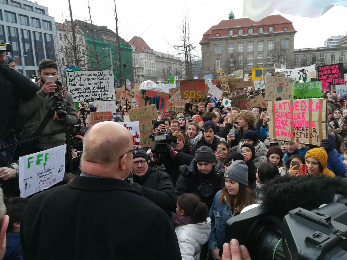 Student protesters from the Fridays for Future movement started to put major pressure on the German government (in photo: economy minister Peter Altmaier) for more ambitious climate action from early 2019. Photo: CLEW/Wettengel. German economy minister Peter Altmaier facing Fridays for Future student protesters in Berlin on 25 January 2019. Photo: CLEW/Wettengel.