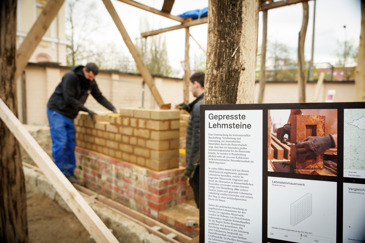 The ProtoPotsdam project aims to narrow the gap between theory and practice and demonstrate the architectural, political and economic potential of progressive design. Photo: 414films/Bauhaus der Erde gGmbH. The ProtoPotsdam project aims to narrow the gap between theory and practice and demonstrate the architectural, political and economic potential of progressive design. Photo: 414films/Bauhaus der Erde gGmbH.