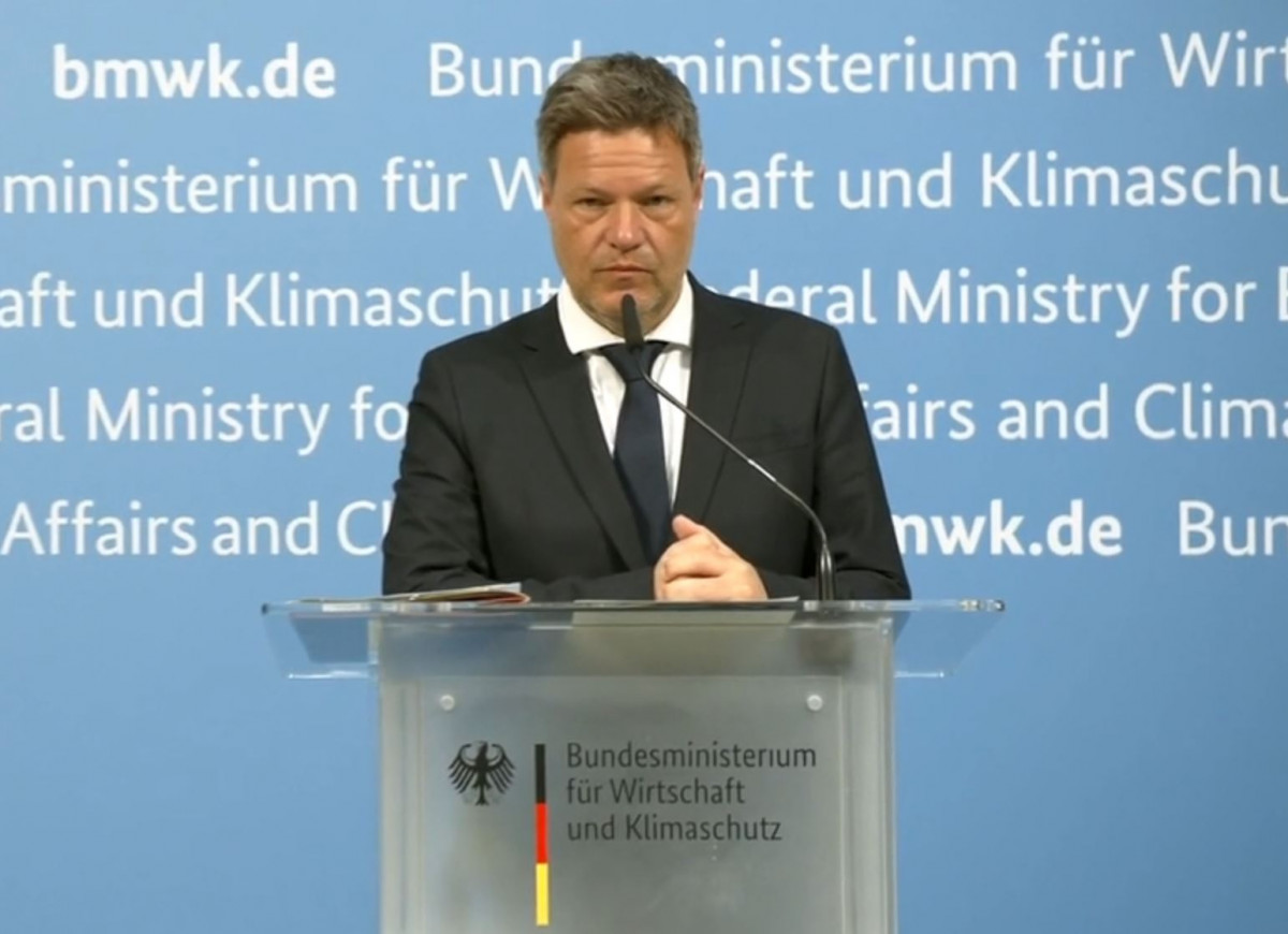 Economy and climate minister Robert Habeck during the announcement of the early warning. Economy and climate minister Robert Habeck during the announcement of the early warning.