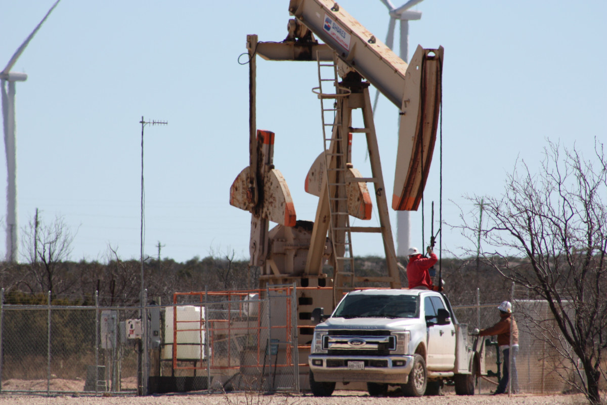 Texas also produces the most wind power of any U.S. state and renewables and oil and gas often exist side by side. Photo: CLEW/Wettengel 2020. Photo shows oil rig and wind turbines in Big Spring, Texas. Photo: CLEW/Wettengel 2020.