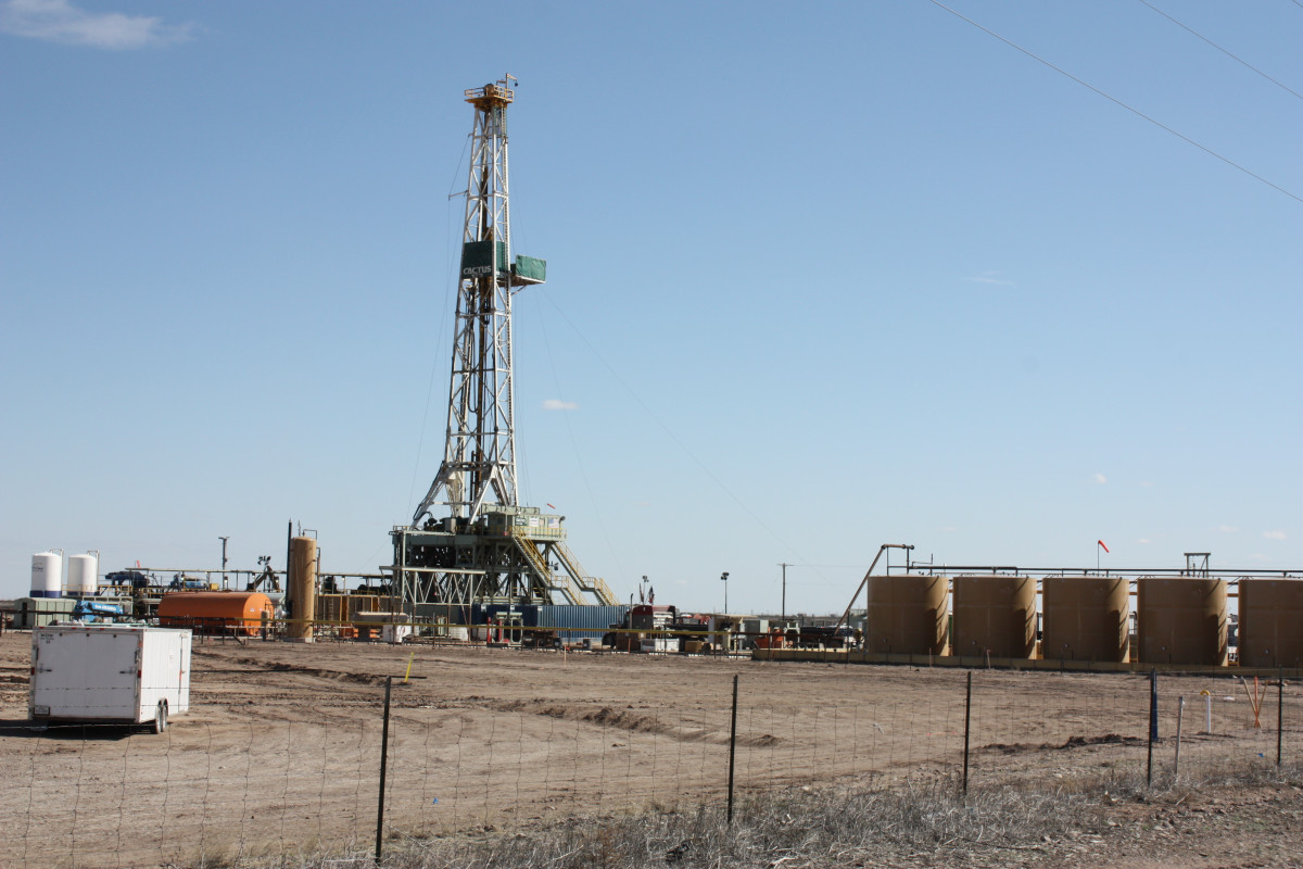 A drilling rig was set up where Sue and Jim Franklin's house stood only months before. Photo: CLEW/Wettengel 2020. Photo shows oil and gas drilling rig in Verhalen, Texas. Photo: CLEW/Wettengel 2020.