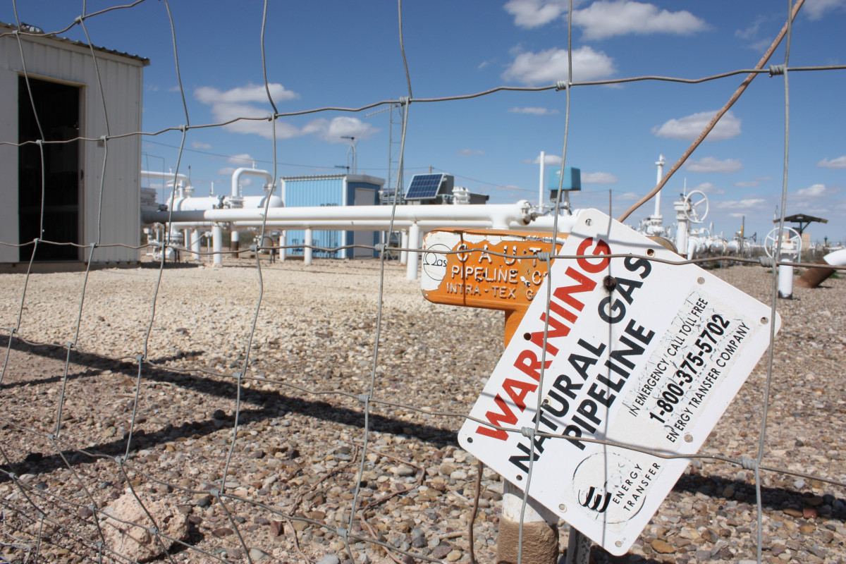 In regions like the Permian Basin, natural gas is often burned rather than transported off due to a lack of pipeline infrastructure. Photo: CLEW/Wettengel 2020. Photo shows sign that warns of natural gas pipeline at Waha Hub. Photo: CLEW/Wettengel 2020.