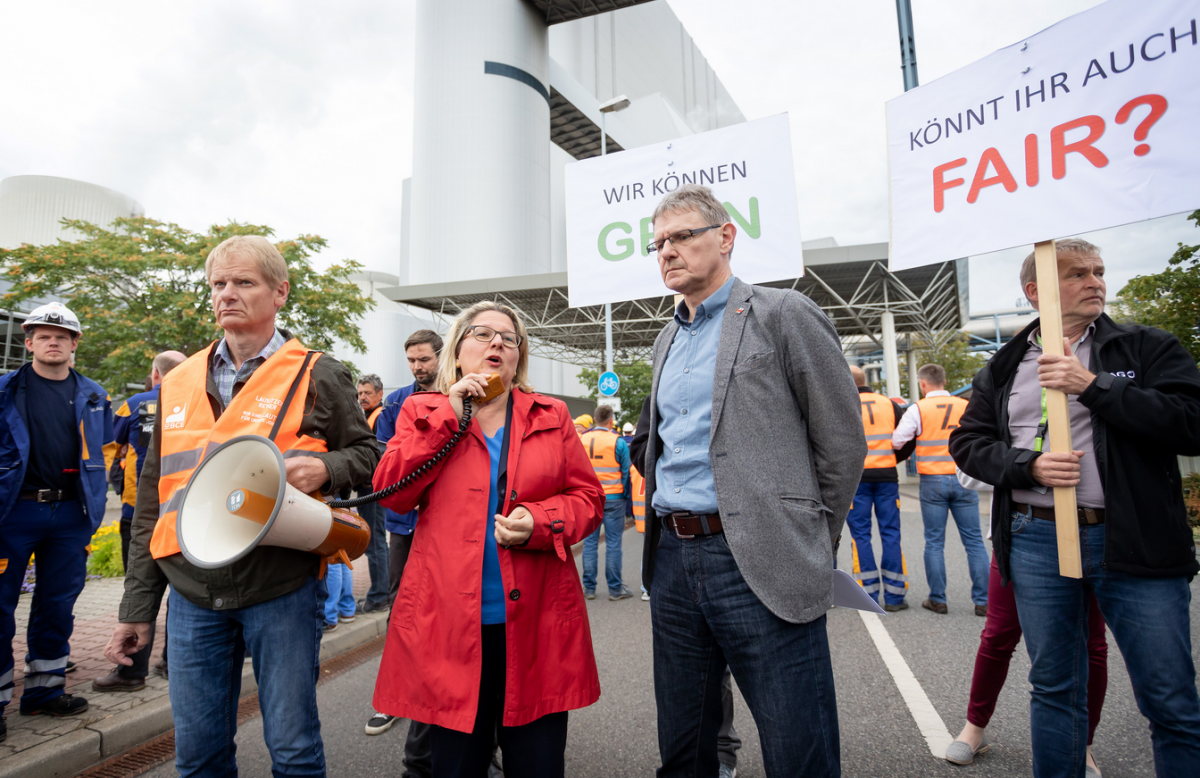 "Can you be fair?": Environment minister Svenja Schulze (centre) meets protesting coal workers at the Schwarze Pumpe power plant. Photo: Andreas Franke / LEAG