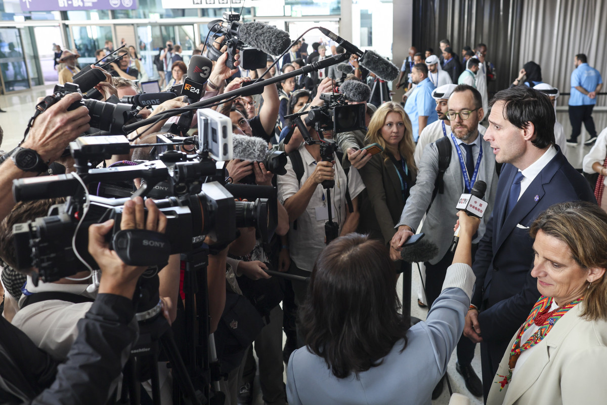 Wopke Hoekstra and Spain's Teresa Ribera speak to the media at the UN Climate Change Conference COP28. Photo: UN Climate Change / Mahmoud Khaled. Photo: UN Climate Change / Mahmoud Khaled.